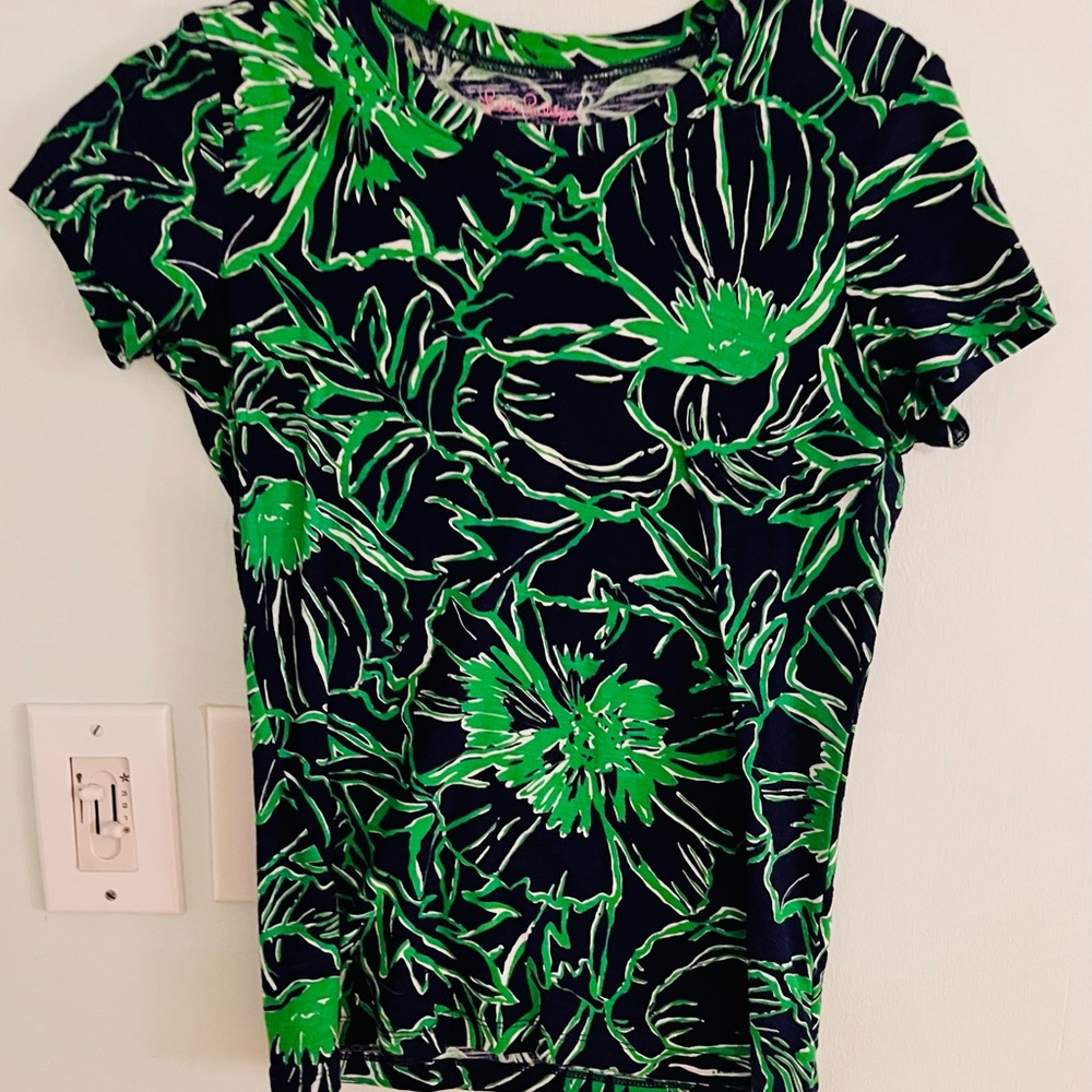 Lilly Pulitzer tee Size S EUC!